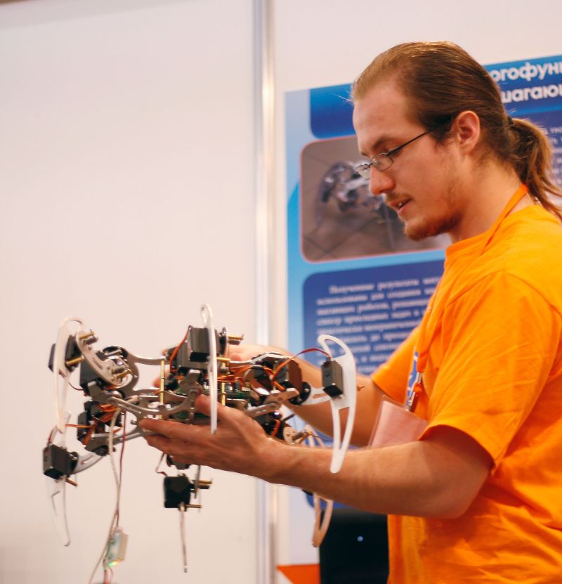робот-шестиног из МАИ и его создатель Семцов А.С.